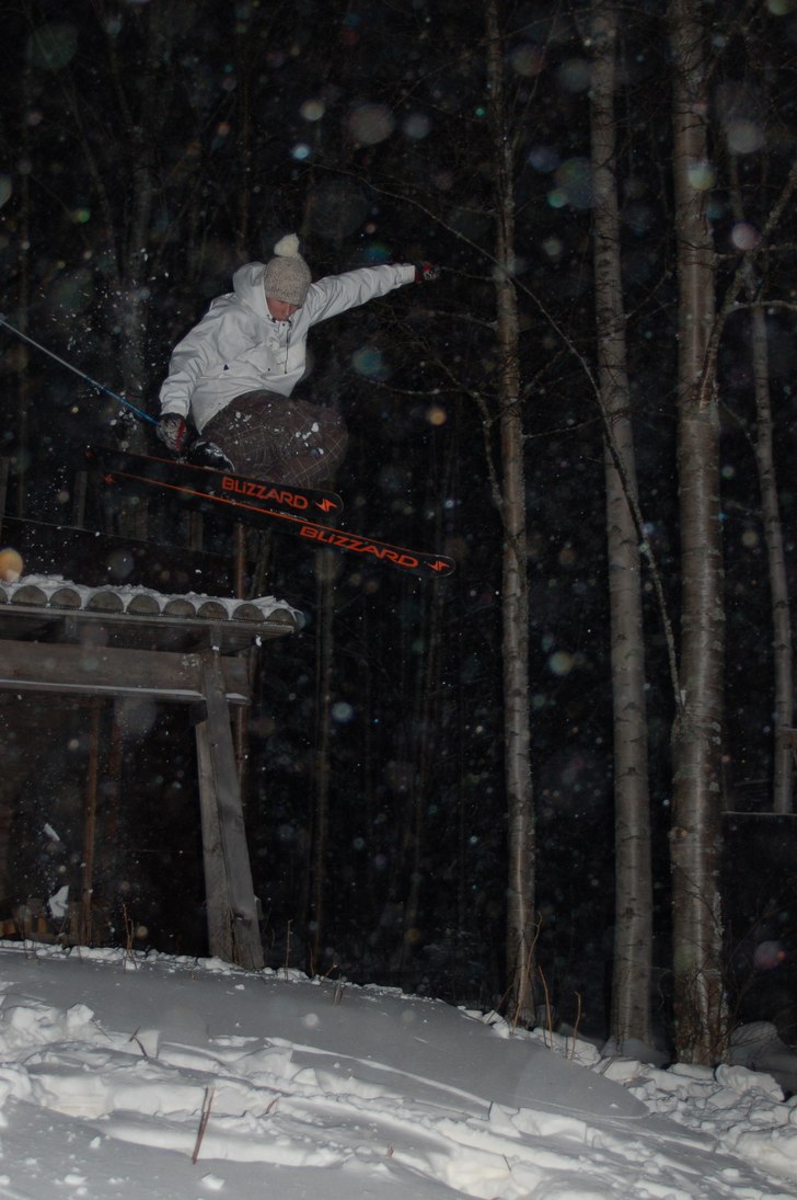 Jag hoppar från ett tak på en slogbod. Foto: Johan Hagberg. Åkare: Johan Tysk.