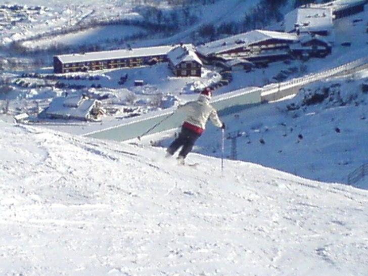 Kall, tyst natursnö, -18. Mot afterskin!. Foto: Mats Mäki. Åkare: Karin Englund Mäki.