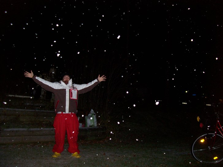 Första snön faller över Luleå och jag är glad. Foto: Linus. Åkare: Linus.