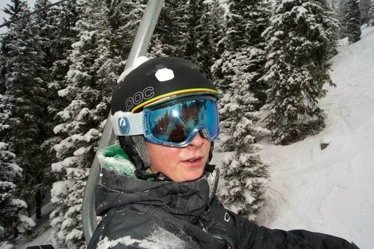 På väg upp i liften för förväntansfull offpis. Foto: Kim Hammar. Åkare: Rasmus Hammar.