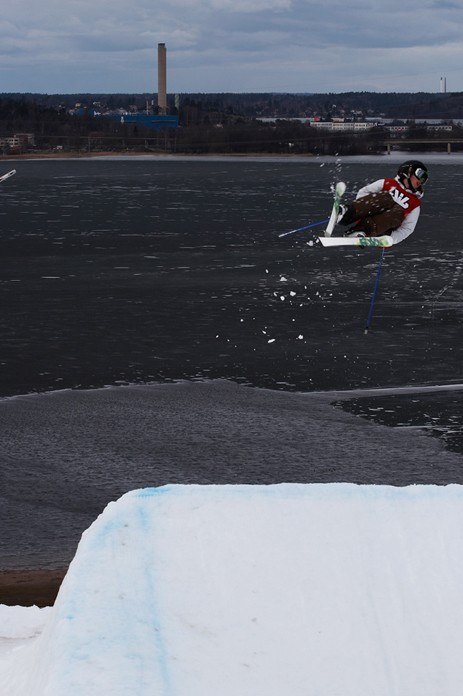 Hittar på nåt konstigt..:P. Foto: ?. Åkare: Andreas Ekström.