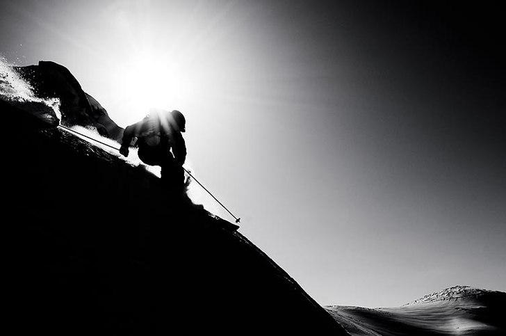 Ner mot Zumdorf är snön bra länge.... Foto: Jesper Molin. Åkare: Magnus Kron.