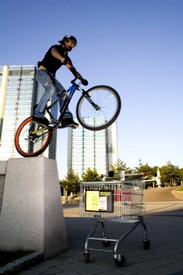 En ca 3 dm kurvad mur som ansatts, för att sedan . Foto: Filip Andersson. Åkare: Joakim Tremmel.