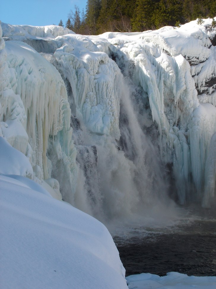 Tännforsen en strålande vinterdag.. Foto: Fajer Wennerberg.
