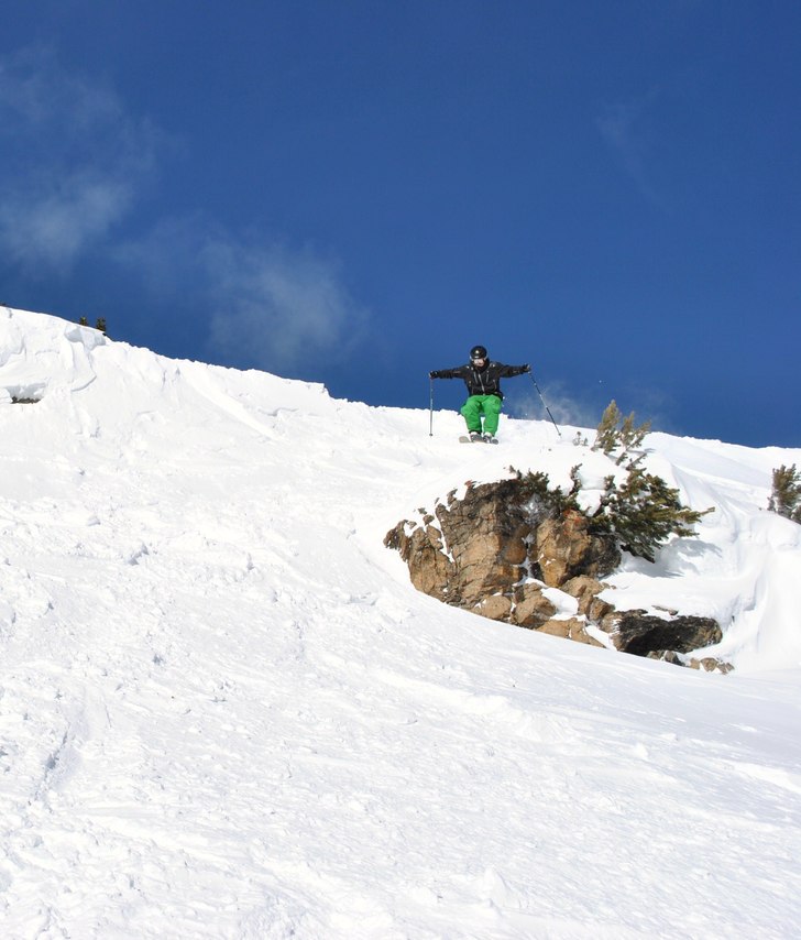 Hoppar klippa i Paris Basin. Foto: Jacob Bengtsson. Åkare: Jonathan Claar.