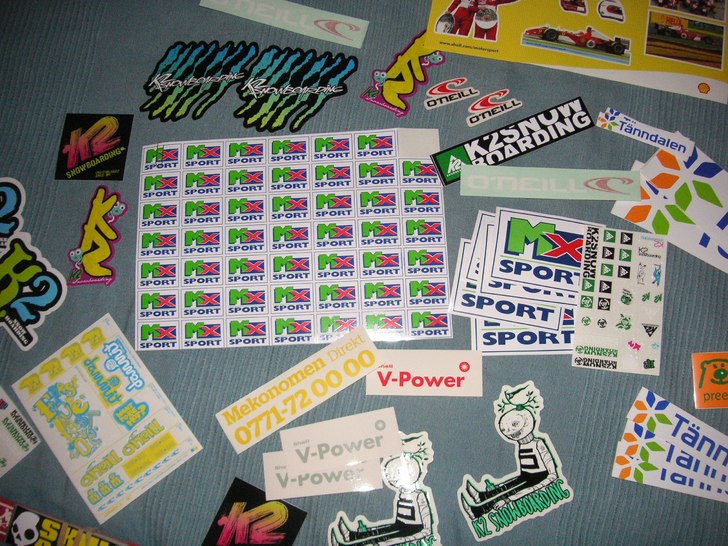 Klistermärken. Foto: kljfgh. Åkare: gfdgfd.