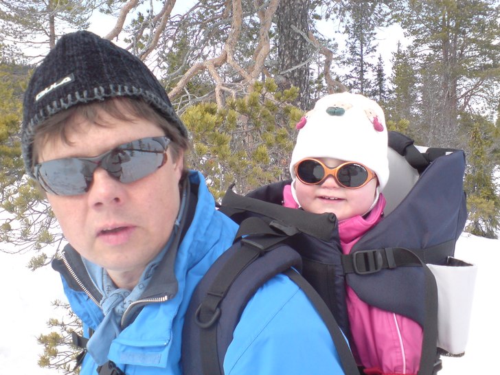 Lill-Astrid tar rygg på pappa i längdspåret. Om. Foto: Ingegerd Anderzen. Åkare: Astrid Anderzen.