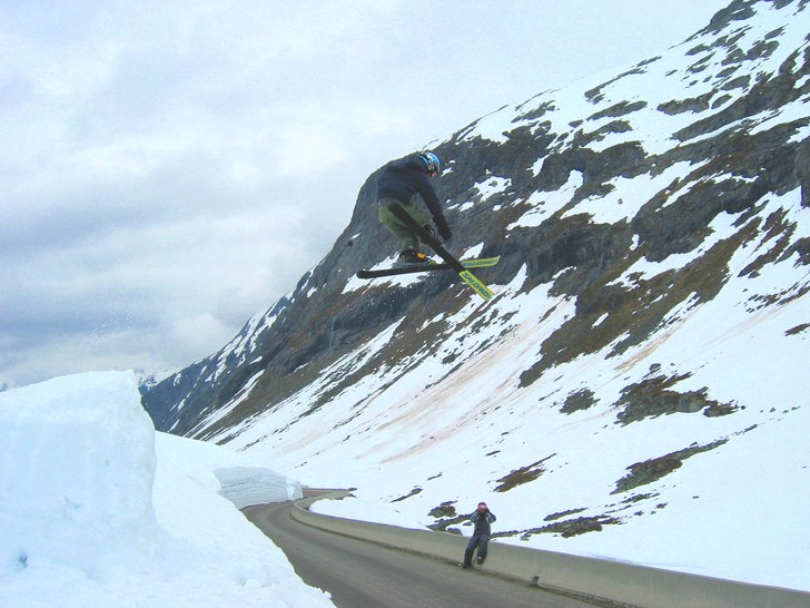 Trevlig 20-meter svev over road-gap på Stryn. Foto: Marius Røstad. Åkare: Jørgen Husbyn.