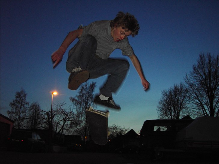 Ville drar en härlig kickflip på en skön varm k. Foto: Jag (Axel Åkerlund). Åkare: Vincent Lejtzen.