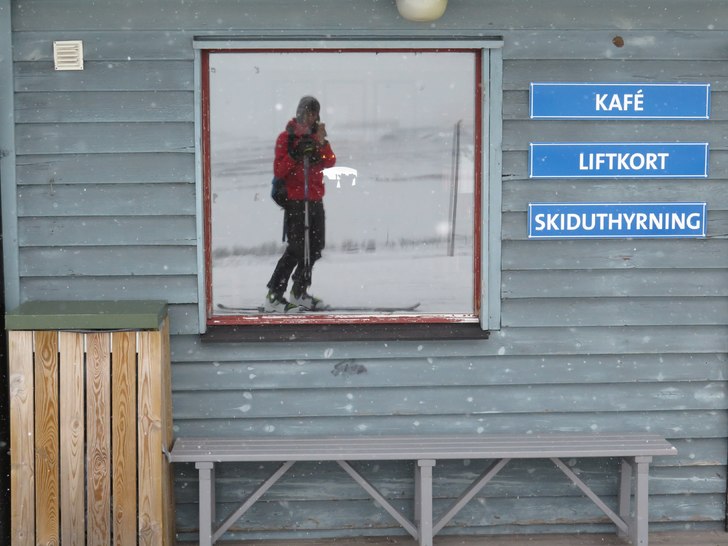 Alla bekvämligheter finns, stöd din lokala skidb. Foto: tryggve tirén.