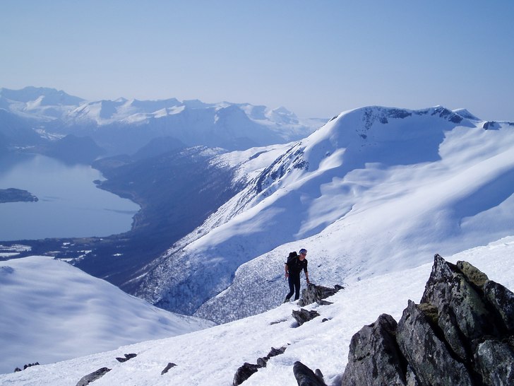 Med isfjorden i bakgrunden, traskandes mot kirketa. Foto: Micke. Åkare: Jan.