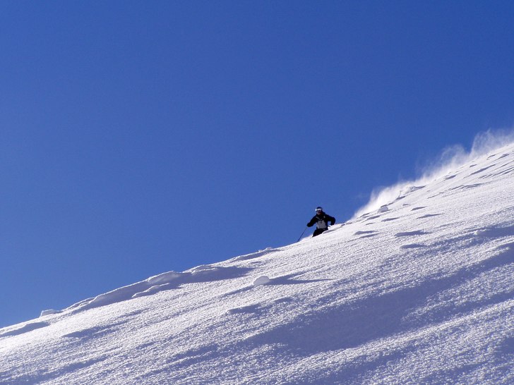 På sidan av muren med 20cm puder.. Foto: Marcus Lorentzon. Åkare: Daniel Lorentzon.