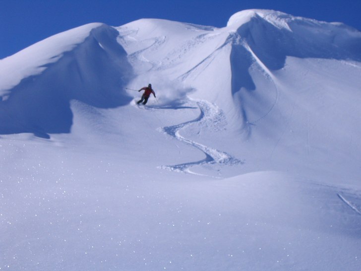 Västra delen av Björnfjäll en underbar dag i ap. Foto: Mikael Eriksson. Åkare: Tomas Jonsson.