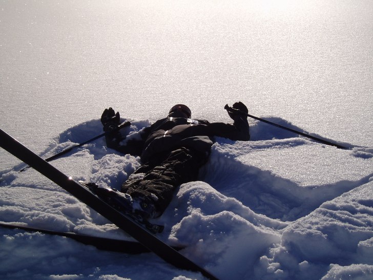 Chill i snon efter en lang dag. Foto: Christoffer Malmstrom. Åkare: Jonas.