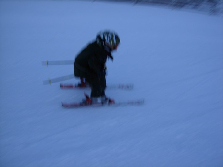 Full fart är kul. Men då hinner inte Mamma och P. Foto: Pappa. Åkare: Robin Sandström.