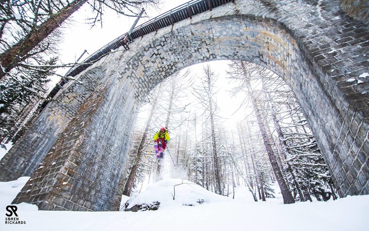 Jumping under the Arche! 

Skier: Oskar Lindby h.