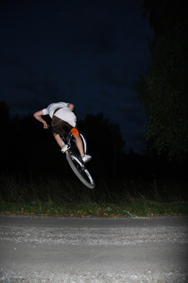 180 med table försök på planmark. Foto: Robin Nilsson. Åkare: Jack Lundberg.