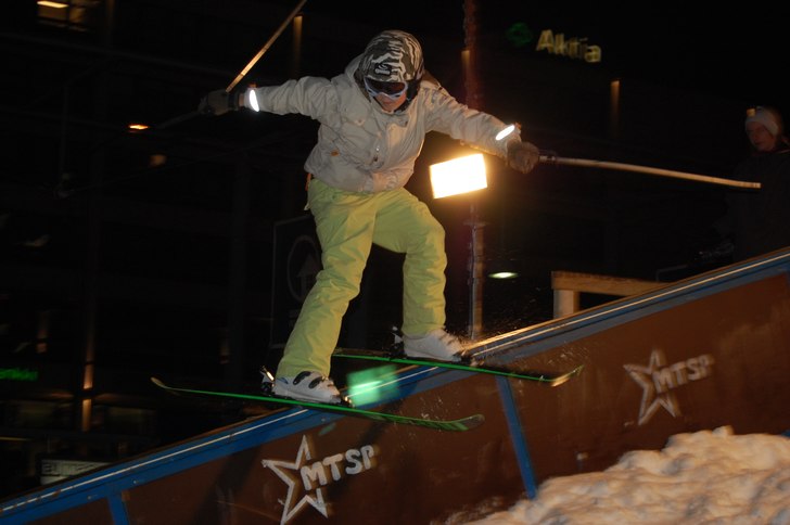 Railtävling på Vasa torg, slapp vidare till semi. Foto: Erik Åhman. Åkare: Hannes Sunngren.