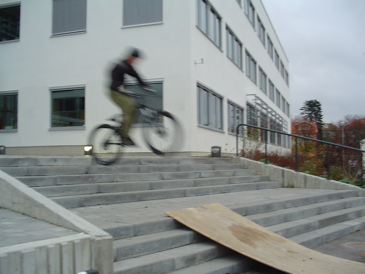 testar dubbla en trapp. Foto: Erik. Åkare: Jag.