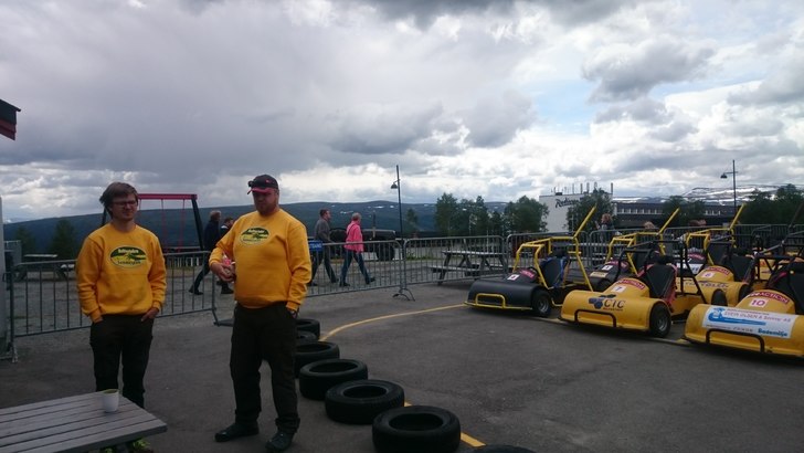 Beitostølen sommerpark 
Personale i bilbanen vent.