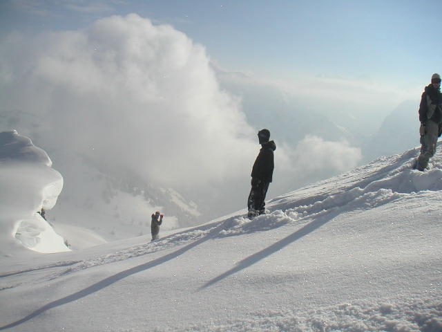 Puderåkning vid the edge of the mountain!. Foto: Johan Salzmann. Åkare: Polare.