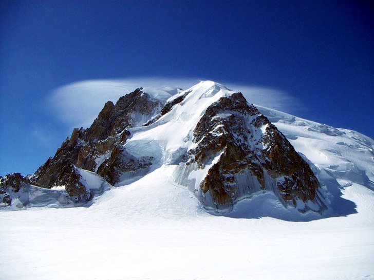 Molnen ligger som en gloria över toppen på Mont . Foto: Mattias Johansson. Åkare: Ingen.