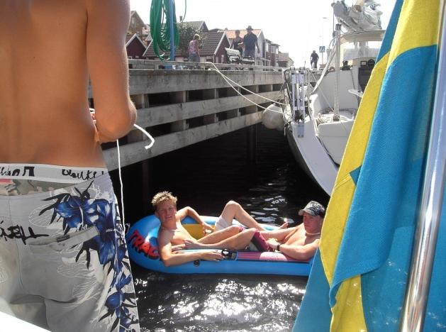 räkan o jag chillar lite i våran yacht i hamnen;. Foto: koc. Åkare: Räkan å ja.