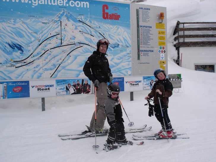 Framför pistkartan i snöstorm.. Foto: Jenny Söderberg. Åkare: Rikard.