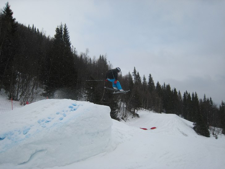 ett hopp i röda linjen. Foto: Anders Jonsson. Åkare: jag.
