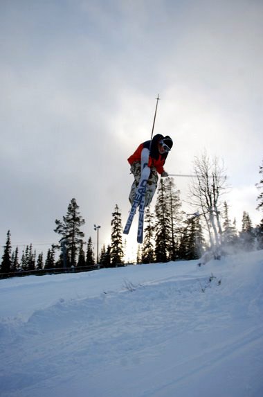 Årets första dag på skidor, årets första hopp. Foto: Fluff. Åkare: Fredrik Persson.