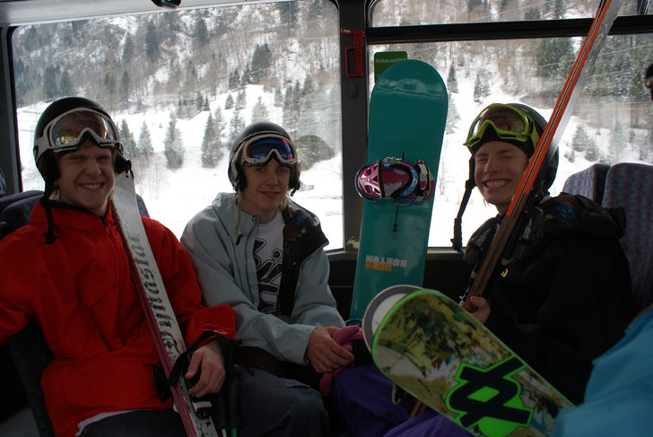 Glada Ghost Hills Boys på lokal bussen till härl. Foto: jenisis. Åkare: Ghost Hills Boys.