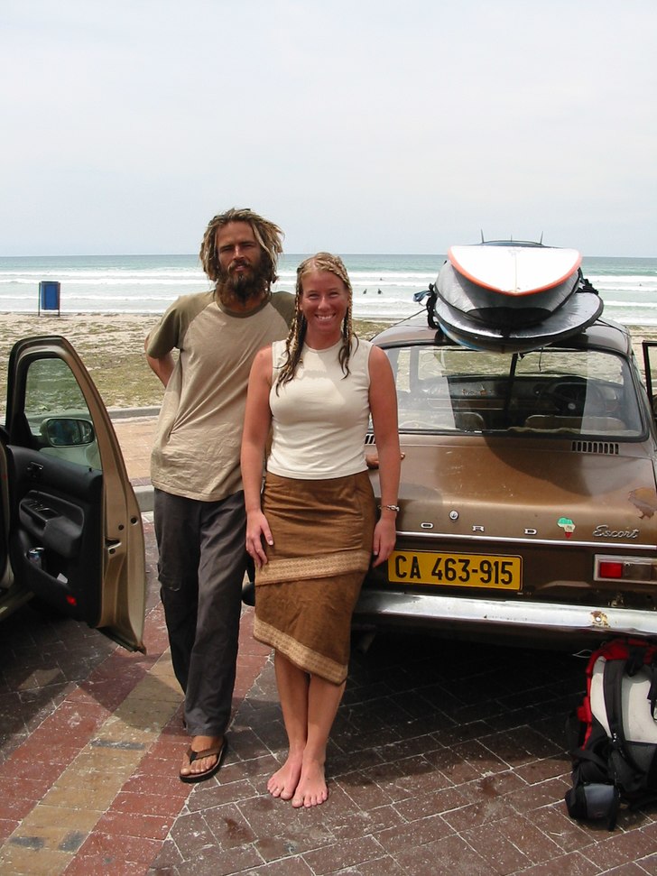 Poserar framför Ian,s sunkiga gamla ford.. Foto: Michael Högberg. Åkare: Ian Armstrong & Pia Bosell.