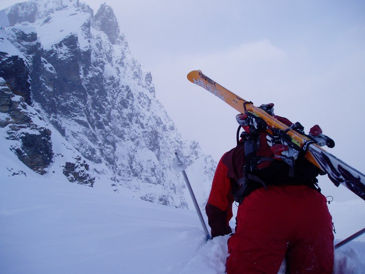 Hajkat upp på en topp... grymt puder!!. Foto: Anders Larsson. Åkare: Christopher Puterman.