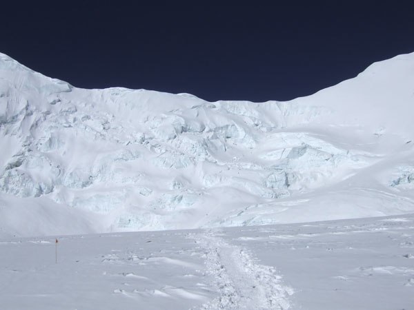 Foto: Fredrik Schenholm. Åkare: 1 maj. Snö- och isväggen upp till Nord Colet på 7000 meter, en timmes vandring från ABC (framskjutna baslägret)..