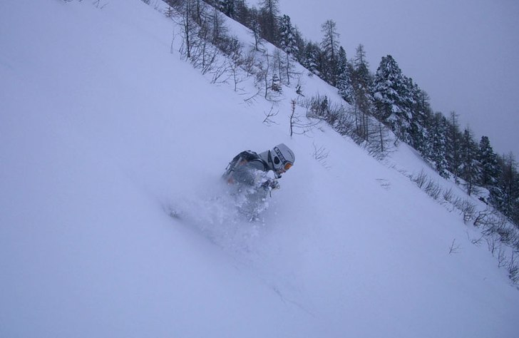 På väg ner till Lievre Blanc i Fornet. Ospårat . Foto: Christopher Adermark. Åkare: Magnus Forssell.