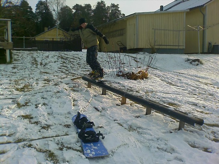 Bar det kommer lite snö går det att raila ;-). Foto: Jan Wikström. Åkare: Adam Wikström.