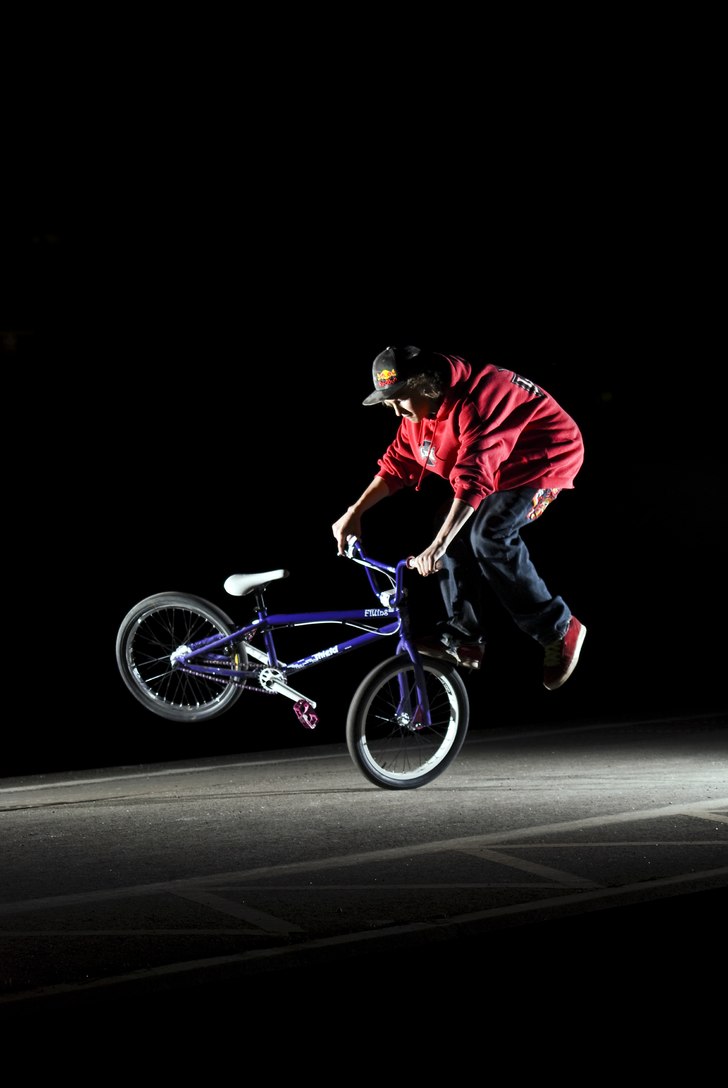 Fotjam tailwhip ute i mörkret :). Foto: Magnus karlsson. Åkare: Emil Jonsson.