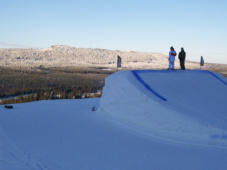 Ntg newschool/freestyle drog en sväng över till . Foto: Steffen. Åkare: Acke och Arild.