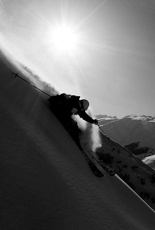 Brant och motljus. Underexponerade medvetet för a. Foto: Jesper Molin (www.jesperphoto.com). Åkare: Johan Carlborg.