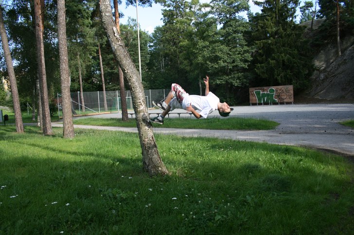 Drar wallflip på ett träd.. Foto: Jesper Andersson Ståhl. Åkare: Andreas Ekström.