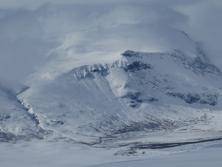 Rännan är från toppen av klacken mitt i bild. Foto: tryggve tirén.