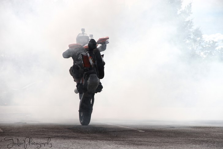 Wheelie braaaap. Foto: Robin Todor. Åkare: Robin Brun.