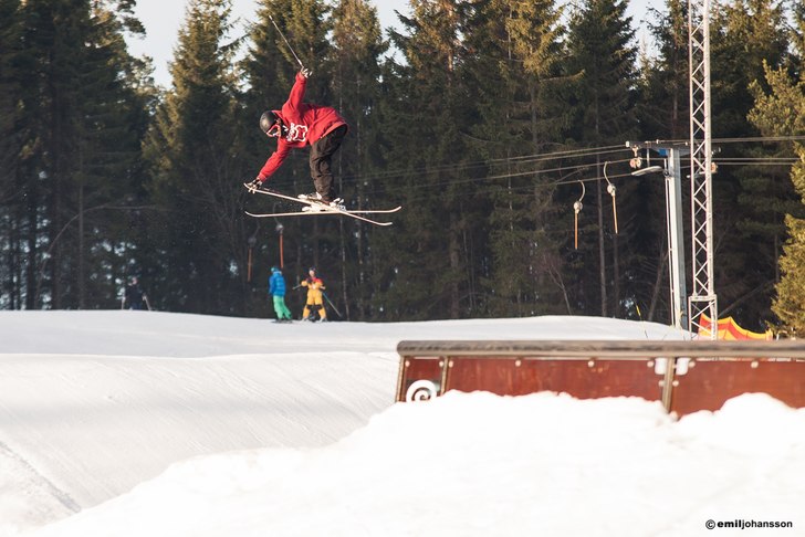 https://www.facebook.com/pages/emiljohanssonnet/27. Foto: Emil Johansson. Åkare: Oscar Abrahamsson.