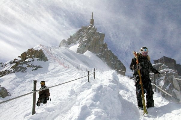 På väg ner till "Platån" bakom syns t. Foto: Luc. Åkare: Jag till höger och Phillipppe till vän.