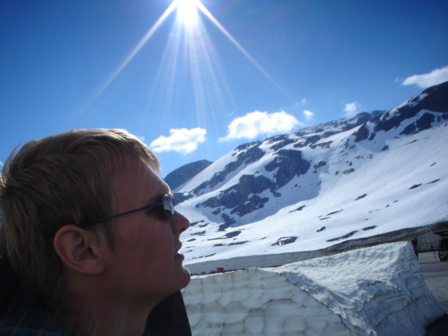 sitter och väntar på att liften ska öppna. Foto: ossi johannesson. Åkare: stryn sommer ski.