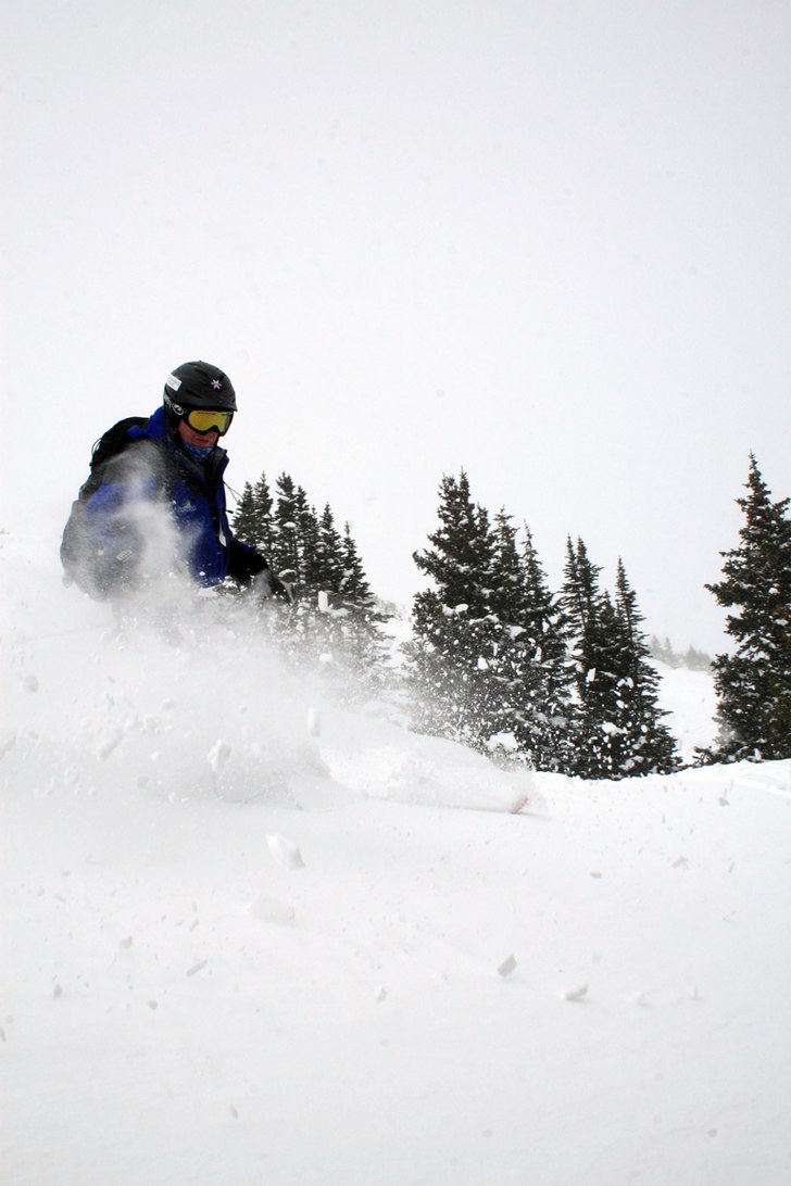 Puder på Peak 8! Sista mars 2007 blev en skön co. Foto: David Merritt. Åkare: Jonas Emilsson.