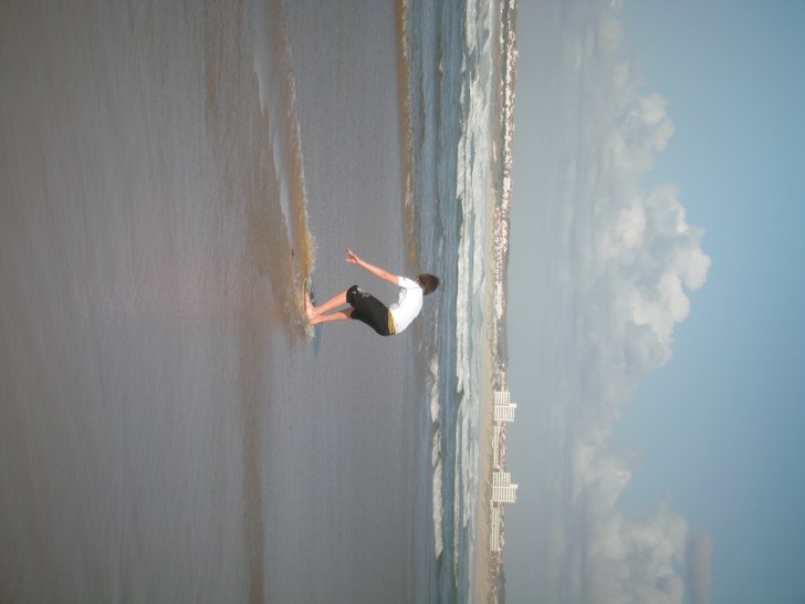 skimboard på beachen utanför hotellet. Foto: Mamma. Åkare: Jag.