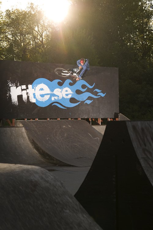 Nisse kör hårt på wallen i Skogås en fin kväl. Foto: Jesper Molin (www.jespermolin.se). Åkare: Nisee Örnjäger.