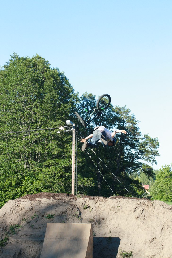 BAckflip crash. Foto: Robin Molin. Åkare: Moses Nymark.