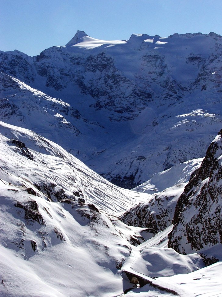 europas högsta vägbergpass, man ser vägbron ner. Foto: Björn Pettersson.
